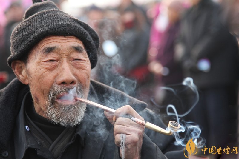 旱煙和煙卷哪個(gè)危害大，旱煙袋很有講究
