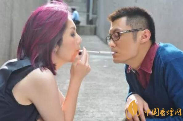 香煙夾耳朵上是怎么來的，耳夾煙是男人的專利